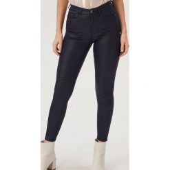 Spodnie skinny z brokatowym połyskiem - Granatowy. Niebieskie spodnie damskie Sinsay, bez wzorów, z jeansu. Za 89,99 zł.