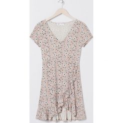 Sukienka mini z falbanką - Różowy. Różowe sukienki damskie Sinsay, s, bez wzorów, z falbankami, bez rękawów, mini. Za 39,99 zł.