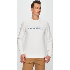 Calvin Klein - Bluza. Białe bluzy męskie Calvin Klein, xxl, z nadrukiem, z bawełny, z okrągłym kołnierzem, bez rękawów, bez kaptura. W wyprzedaży za 299,90 zł.