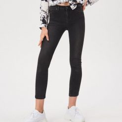 Jeansy skinny z niskim stanem - Szary. Szare jeansy damskie Sinsay, bez wzorów, z jeansu, z obniżonym stanem. W wyprzedaży za 47,99 zł.