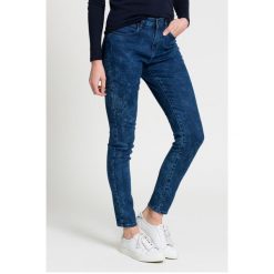 Wrangler - Jeansy. Niebieskie jeansy damskie marki Wrangler, z podwyższonym stanem. W wyprzedaży za 229,90 zł.