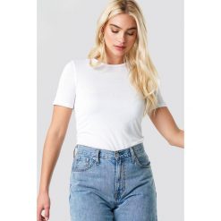 NA-KD Basic T-shirt basic z okrągłym dekoltem - White. Białe t-shirty damskie marki NA-KD Basic, bez wzorów, z dzianiny, klasyczne, z okrągłym kołnierzem. Za 52,95 zł.