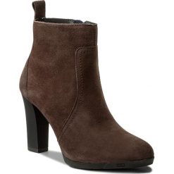 Botki TOMMY HILFIGER - Nanni 3B FW0FW01889 Coffee 211. Czarne botki damskie na obcasie marki TOMMY HILFIGER, z materiału, z okrągłym noskiem. W wyprzedaży za 359,00 zł.