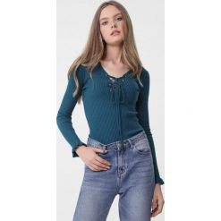 Ciemnoniebieski Sweter Reign. Niebieskie swetry damskie Born2be, xl, bez wzorów, prążkowane, bez rękawów, długie, bez kaptura. Za 69,99 zł.