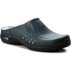 Klapki NURSING CARE - Berlin WG4A03 Dark Blue. Niebieskie klapki męskie marki Nursing Care, z materiału. W wyprzedaży za 219,00 zł.