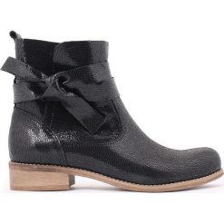 Botki - skóra naturalna - model 458 - kolor czarny błyszczący. Czarne botki damskie Zapato, z jeansu, eleganckie, z okrągłym noskiem, bez obcasa, na płaskiej podeszwie, bez zapięcia. W wyprzedaży za 319,20 zł.