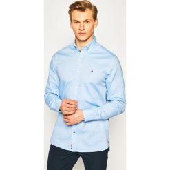 Koszula TOMMY HILFIGER Flex Essental Dobby Shirt MW0MW12751. Niebieskie koszule męskie TOMMY HILFIGER, xl, bez wzorów, z elastanu, casualowe, bez kołnierzyka, bez rękawów. W wyprzedaży za 279,00 zł.