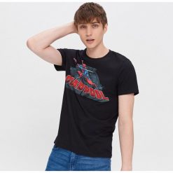 T-shirt z nadrukiem Deadpool - Czarny. Czarne t-shirty męskie House, s, z nadrukiem, bez kołnierzyka. Za 59,99 zł.
