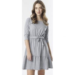 Ciemnoszara Sukienka Lariphia. Szare sukienki damskie Born2be, xl, bez wzorów, z dzianiny, bez kołnierzyka, bez rękawów. W wyprzedaży za 59,99 zł.