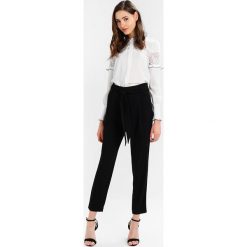 Chinosy damskie: Morgan CHINO Bluzka blanc/noir