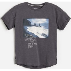 T-shirt z fotograficznym nadrukiem -. T-shirty męskie Reserved, z nadrukiem, bez kołnierzyka. Za 35,99 zł.