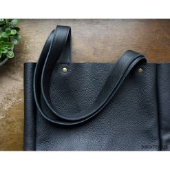 Lea Bag 011. Czarne torebki klasyczne damskie marki Pakamera, bez wzorów, ze skóry, na ramię, duże, bez dodatków. Za 238,00 zł.