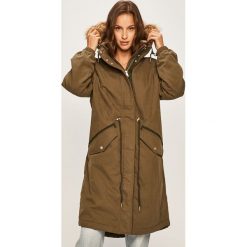 Tommy Jeans - Parka. Zielone kurtki damskie Tommy Jeans, s, bez wzorów, z bawełny, długie, z kapturem. W wyprzedaży za 739,90 zł.