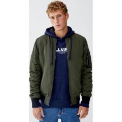 Bluza basic z kapturem i kieszenią kangurką. Zielone bluzy męskie Pull&Bear, m, bez wzorów, z kapturem, bez rękawów, z kapturem. Za 89,90 zł.