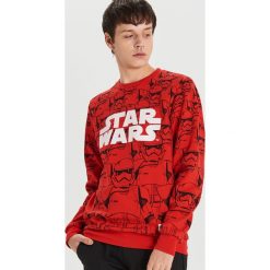 Czerwona bluza Star Wars - Czerwony. Czerwone bluzy męskie Cropp, s, z motywem z bajki, retro, bez kołnierzyka, bez rękawów, bez kaptura. Za 99,99 zł.