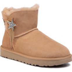 Buty UGG - W Mini Bailey Star 1108930 Bnz. Pomarańczowe kozaki damskie Ugg, ze skóry, retro, bez obcasa, bez zapięcia. Za 849,00 zł.