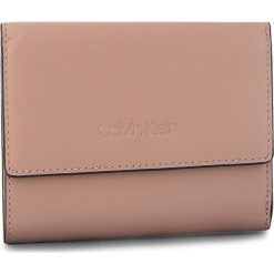 Mały Portfel Damski CALVIN KLEIN - Serene Small Trifold K60K604519 007. Brązowe portfele damskie marki Calvin Klein, ze skóry. Za 349,00 zł.