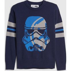 Sweter w kolorze granatowym. Niebieskie swetry chłopięce Gap Kids, bez wzorów, z wełny, z okrągłym kołnierzem. W wyprzedaży za 82,95 zł.