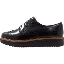 Clarks TEADALE MAIRA Oksfordki black. Czarne półbuty damskie Clarks, bez wzorów, ze skóry ekologicznej, bez obcasa, na sznurówki. Za 429,00 zł.