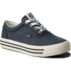 Tenisówki TOMMY JEANS - Sneaker EN0EN00166 Midnight 403. Niebieskie półbuty damskie marki Tommy Jeans, bez wzorów, z jeansu, bez zapięcia. W wyprzedaży za 239,00 zł.