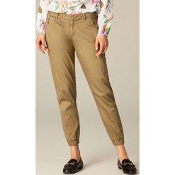 Chinosy damskie: Materiałowe spodnie typu chino – Khaki