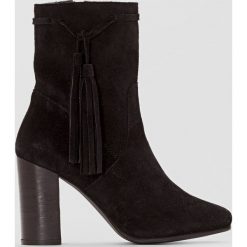 Buty zimowe damskie: Skórzane botki z pomponami