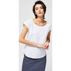 Bluzka koszulowa z koronką. Białe bluzki damskie Moodo, xs, w koronkowe wzory, z bawełny, z koszulowym kołnierzykiem, z krótkim rękawem. Za 29,99 zł.