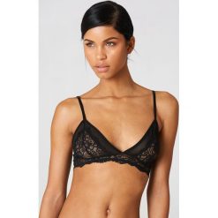 NA-KD Lingerie Siateczkowy biustonosz z koronkowymi miseczkami - Black. Czarne biustonosze NA-KD Lingerie, w koronkowe wzory, z koronki. W wyprzedaży za 29,18 zł.
