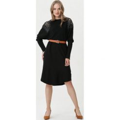 Czarna Sukienka Cremorne. Czarne sukienki damskie Born2be, s, w paski, z dzianiny, z okrągłym kołnierzem, długie, midi. Za 139,99 zł.