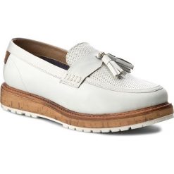 Półbuty WRANGLER - Bark Loafer WF0690102 Off White 98. Białe półbuty damskie marki Wrangler, na co dzień, z aplikacjami, ze skóry, bez obcasa, na płaskiej podeszwie, bez zapięcia. W wyprzedaży za 279,00 zł.