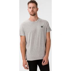Wrangler Sign Off Koszulka Szary. Szare podkoszulki męskie Wrangler, xl, bez wzorów, z bawełny, bez kołnierzyka, krótkie. Za 102,95 zł.