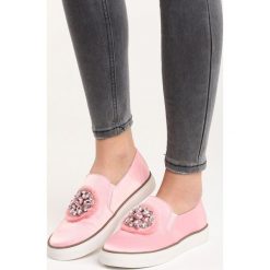 Różowe Slip On Friendly War. Różowe buty sportowe damskie Born2be, bez wzorów, z satyny, eleganckie. Za 49,99 zł.