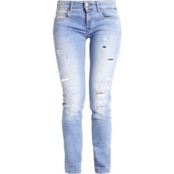 Replay ROSE Jeansy Slim Fit destroyed denim/blue denim. Czerwone rurki damskie Replay. W wyprzedaży za 638,10 zł.