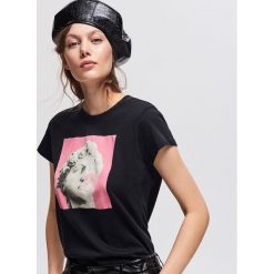 T-shirt z nadrukiem - Czarny. Czarne t-shirty damskie Reserved, l, z nadrukiem. Za 29,99 zł.