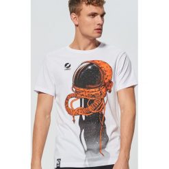 Koszulka z nadrukiem z kolekcji Space - Biały. Białe koszulki męskie Cropp, s, z nadrukiem, bez kołnierzyka, bez rękawów. Za 39,99 zł.