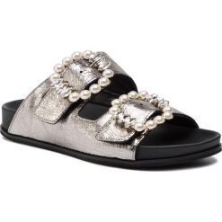 Klapki TWINSET - Ciabatta 191TCT09C Acciao Craqu 03760. Szare klapki damskie Twinset, z aplikacjami, ze skóry, bez obcasa. W wyprzedaży za 459,00 zł.