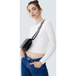 Czarna torebka na ramię z dwukolorowym paskiem. Czarne torebki klasyczne damskie marki Pull&Bear, na ramię. Za 69,90 zł.