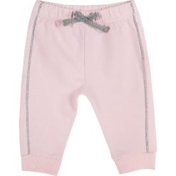Spodnie dresowe w kolorze jasnoróżowym. Czerwone spodnie niemowlęce marki Chicco, w paski, z bawełny. W wyprzedaży za 27,95 zł.