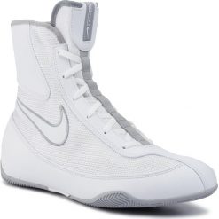 Buty NIKE - Machomai 321819 110 White/White/Wolf Grey. Białe buty sportowe męskie Nike, ze skóry ekologicznej, bez zapięcia, na fitness i siłownię. Za 439,00 zł.