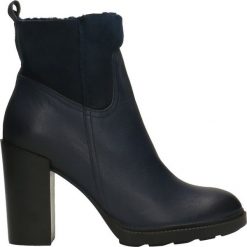 Botki MIZUKI. Niebieskie botki damskie Gino Rossi, ze skóry, eleganckie, za kostkę, na wysokim obcasie, na słupku, bez zapięcia. Za 349,90 zł.
