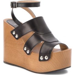 Sandały HUGO - Uptown Wedge-S 50386269 1019137001 001 Black 001. Czarne klapki damskie HUGO, z aplikacjami, ze skóry, bez obcasa, na obcasie. W wyprzedaży za 619,00 zł.