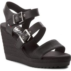 Sandały TOMMY JEANS - Denim Strappy Wedge Sandal EN0EN00195 Black 990. Czarne klapki damskie marki Tommy Jeans, bez wzorów, z jeansu, bez obcasa, na obcasie. W wyprzedaży za 239,00 zł.