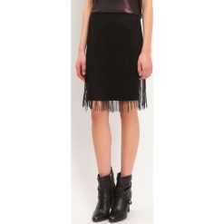 Mini spódniczka damska. Czarne spódniczki damskie Top Secret, na zimę, bez wzorów, z dzianiny, eleganckie, mini, ołówkowe. W wyprzedaży za 49,99 zł.