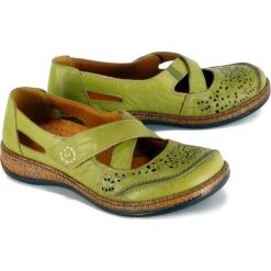 COMFORTABEL 942588-7 pistazie, półbuty damskie. Półbuty damskie Comfortabel, bez wzorów, ze skóry, bez obcasa, bez zapięcia. Za 299,90 zł.