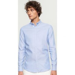 Koszula z bawełny oxford slim fit - Niebieski. Niebieskie koszule męskie Reserved, s, bez wzorów, z bawełny, bez kołnierzyka, bez rękawów. Za 99,99 zł.