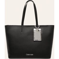 Calvin Klein - Torebka. Czarne torby damskie na zakupy Calvin Klein, bez wzorów, ze skóry ekologicznej, na ramię, duże, bez dodatków. Za 699,90 zł.