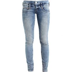 Herrlicher PITCH SLIM Jeansy Slim Fit crease. Niebieskie jeansy damskie marki Herrlicher, bez wzorów, z elastanu. W wyprzedaży za 407,20 zł.