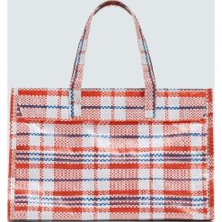 Mała torebka shopper w kratkę. Szare torby damskie na zakupy Pull&Bear, w kratkę, małe, bez dodatków. Za 59,90 zł.