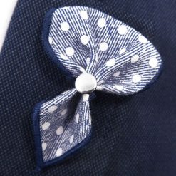 Biało-granatowa wpinka do butonierki w paski i kropki W32. Białe marynarki męskie Modini Moda Męska, m, w paski, casualowe. Za 26,10 zł.