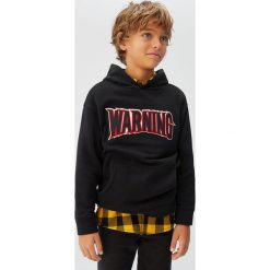 Mango Kids - Bluza dziecięca Warning 110-164 cm. Czarne bluzy chłopięce Mango Kids, z aplikacjami, z bawełny, bez rękawów, z kapturem. Za 69,90 zł.